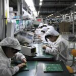 12 Stunden Tag, an 6 bis 7 Tagen in der Woche.
80 Stunden pro Woche.
Verdienst: 200 - 400 Euro im Monat.